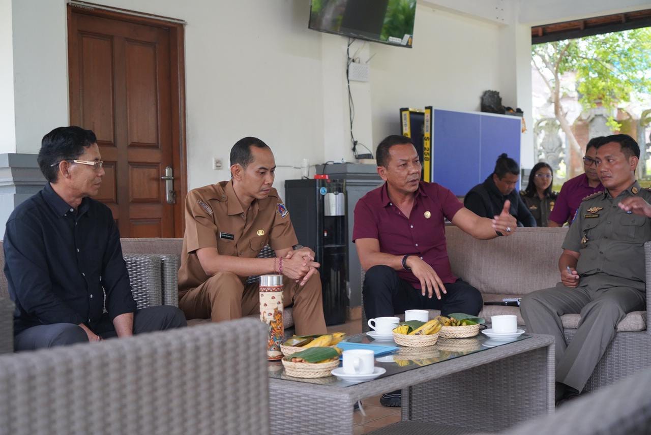 Bupati Satria Stop Aktivitas Pengerukan Bukit di Kecamatan Dawan