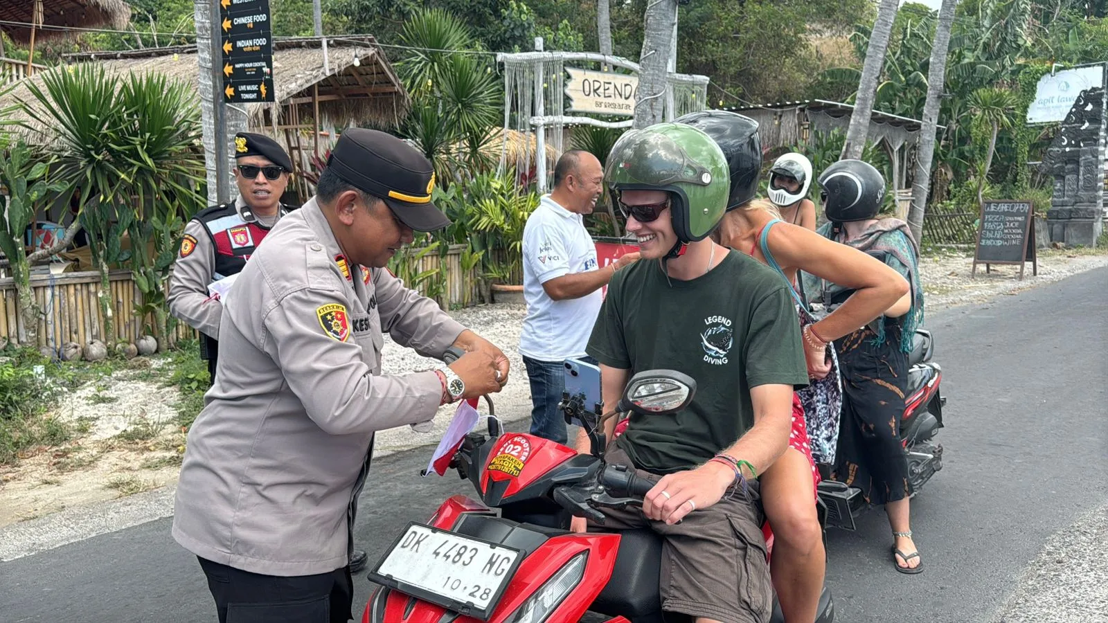 Menyambut HUT ke-80 RI, Polisi Ajak Warga Kibarkan Merah Putih di Nusa Penida