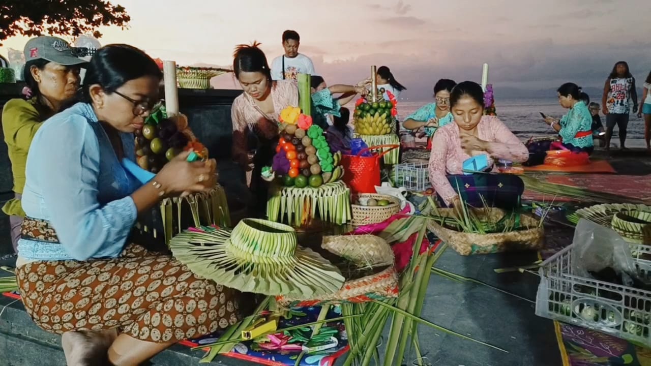 Lomba Gebogan Warnai Hari Kedua Surya Metus Fest di Nusa Penida