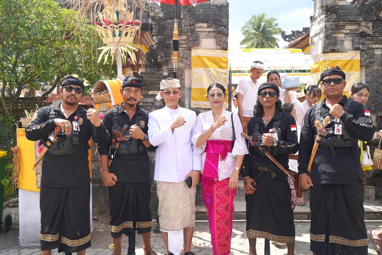 Pimpin Bakti Penganyar di Pura Dalem Ped dan Pura Parhyangan Penida, Bupati Ajak Tingkatkan Sradha Bakti
