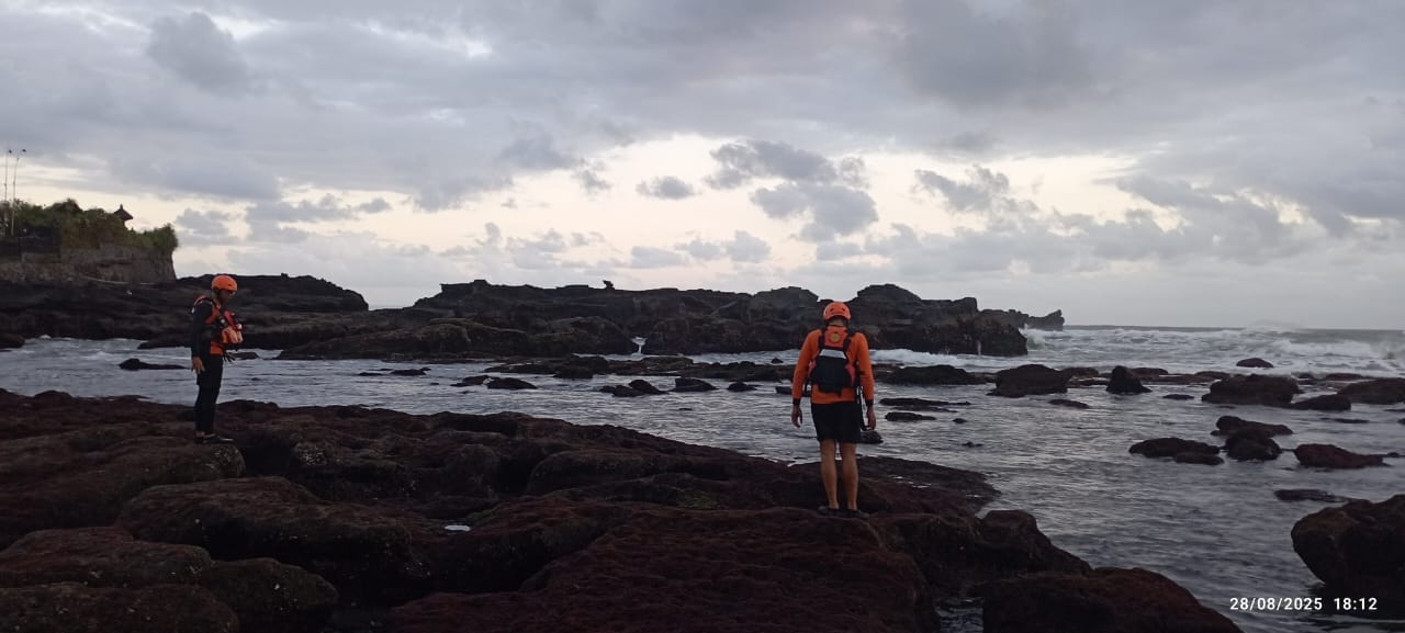 Tiga Orang Terseret Arus di Pantai Mengening, Identitas Belum Diketahui