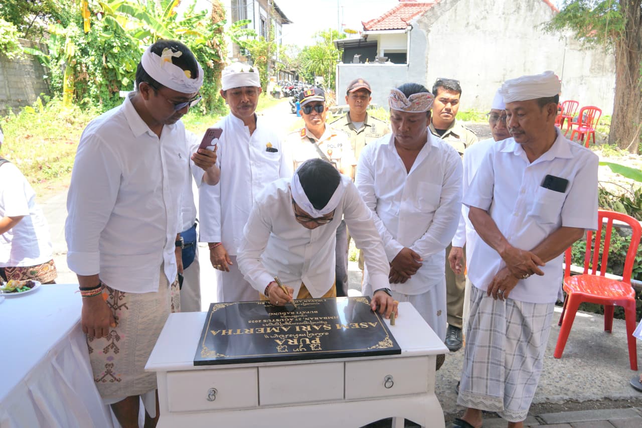Pujawali di Pura Asem Sari Amerta Jimbaran, Bupati Adi Arnawa Teken Prasasti