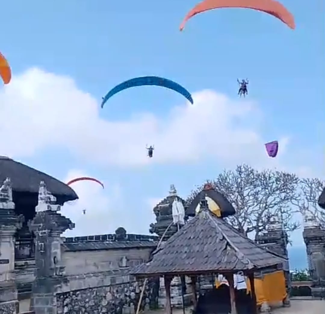 Aktivitas Paralayang Dekat Pura Gunung Payung Tuai Protes, PHDI Bali: Jangan Gadaikan Kesucian Demi Wisata