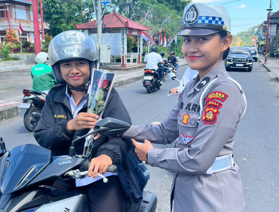 “Gerakan Polantas Menyapa”, Polres Bangli Bagikan Bendera dan Bunga Jelang HUT RI ke-80