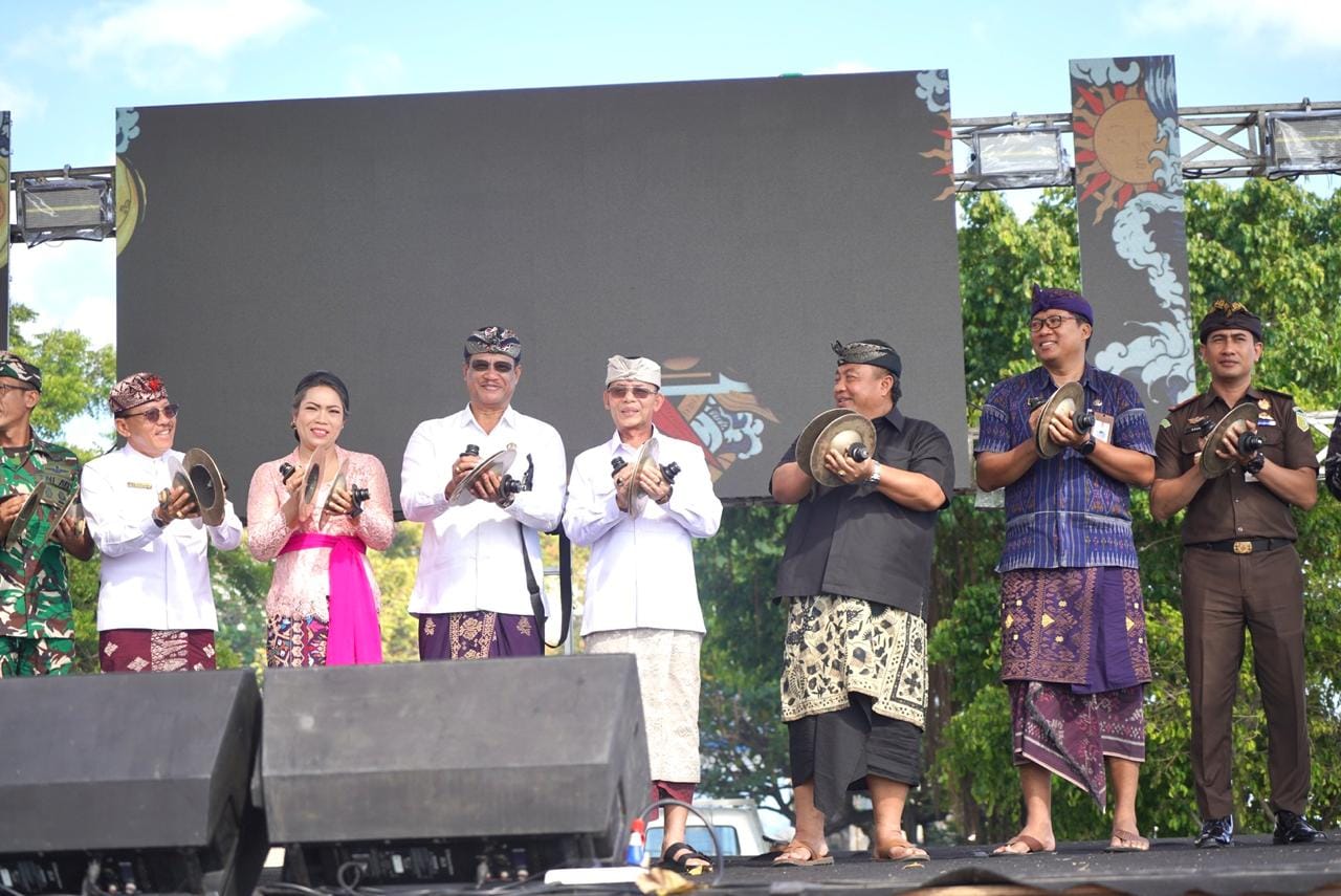 Festival Surya Metu Nusa Penida, Ditandai Pemukulan Cengceng Dan Pelepasan Tukik