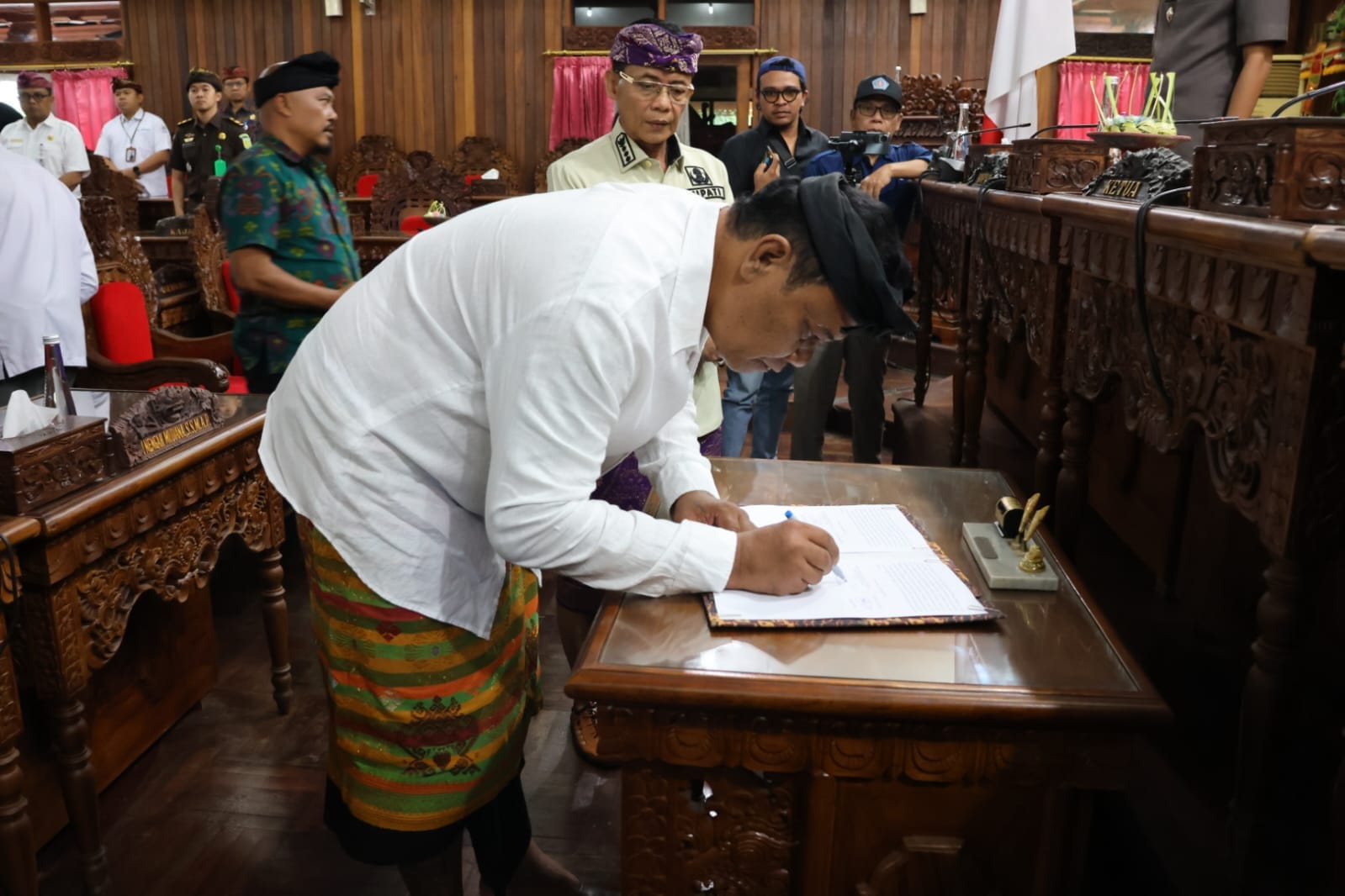 Pencabutan 3 Ranperda Ditandatangani Bupati-Ketua DPRD Klungkung, sebagai Langkah Deregulasi