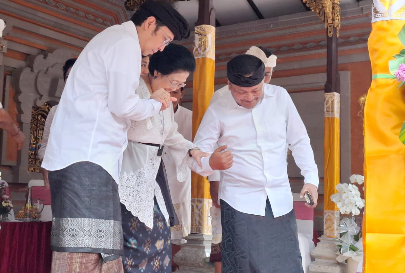 Megawati Soekarnoputri Beri Penghormatan Terakhir untuk Ida Pedanda Gede Sadhawa Jelantik Putra