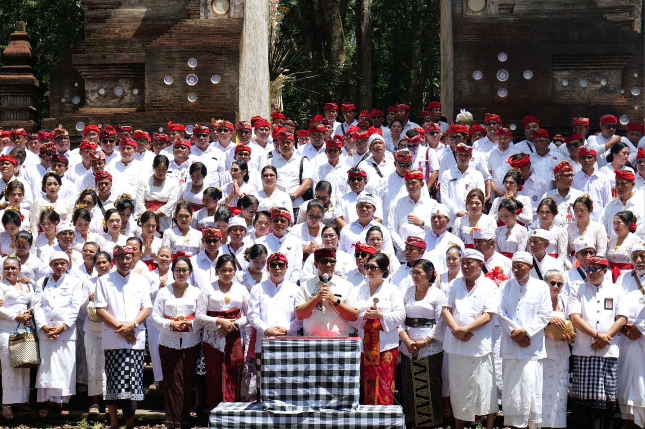 Bupati Sanjaya Pimpin Bhakti Penganyar Pemkab Tabanan di Pura Giri Salaka Alas Purwo