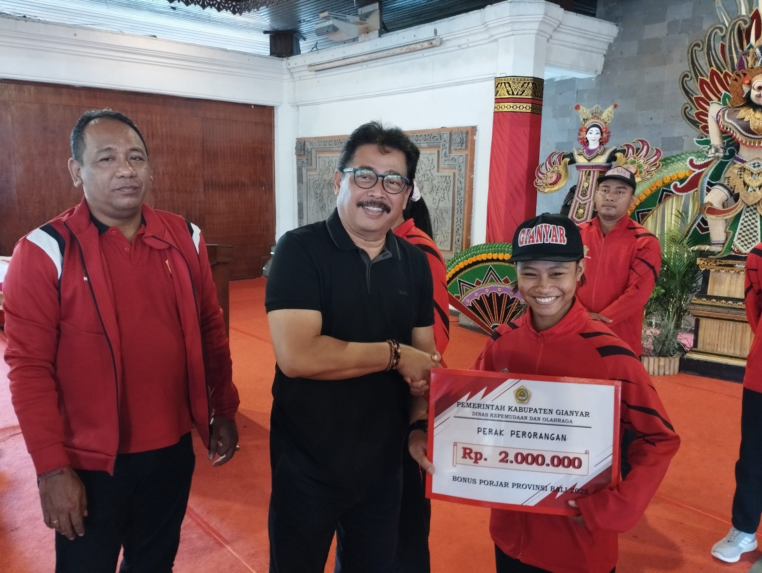 Gianyar Raih 75 Emas di Porjar, Wabup Agung Mayun Serahkan Bonus