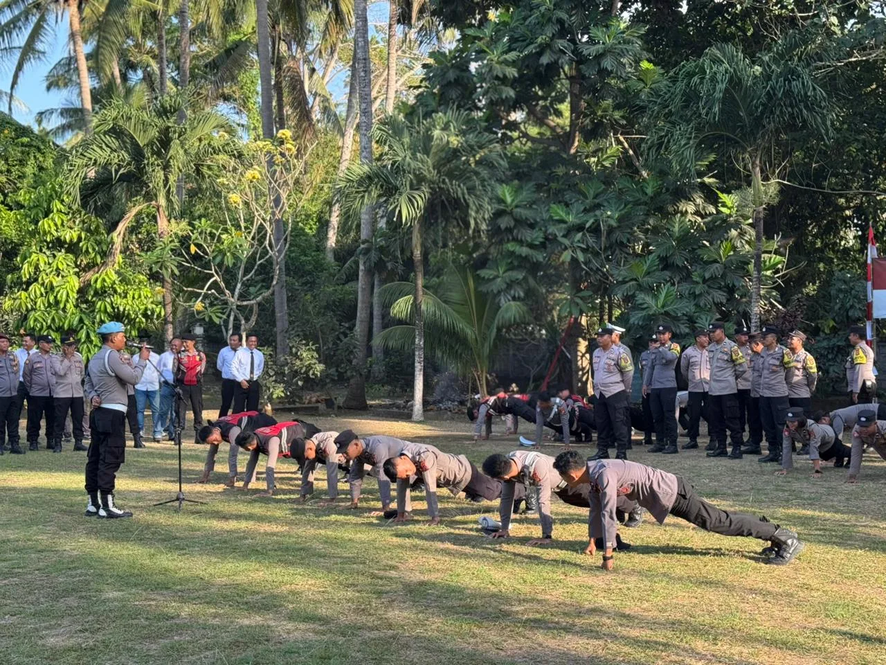 Rambut Tidak Rapi, 7 Polisi di Nusa Penida Dipush Up Propam