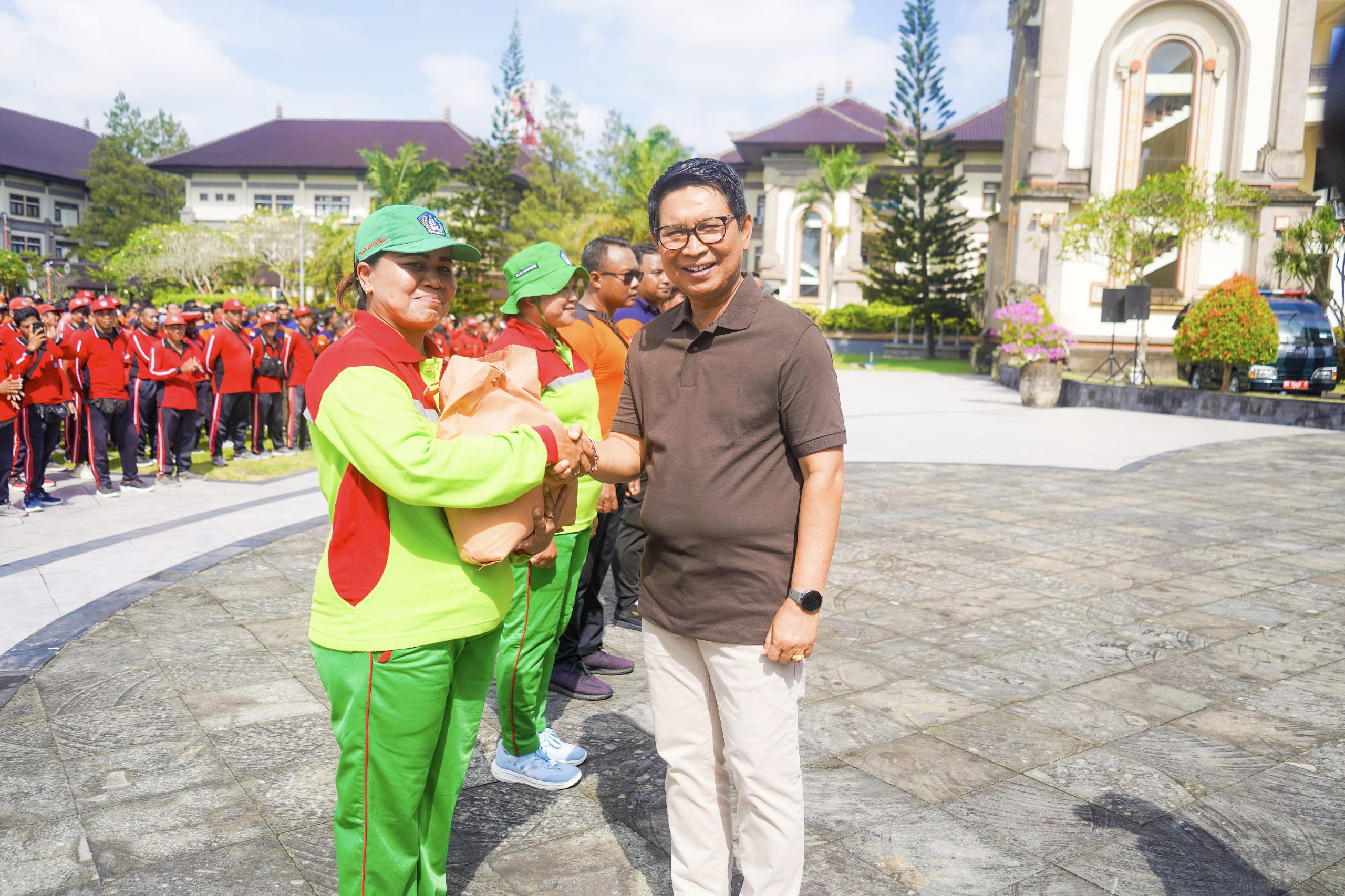Apresiasi Kerja Keras Tangani Banjir, Bupati Badung Bersama Forum TJSP Serahkan 1.179 Paket Sembako untuk Petugas Lapangan