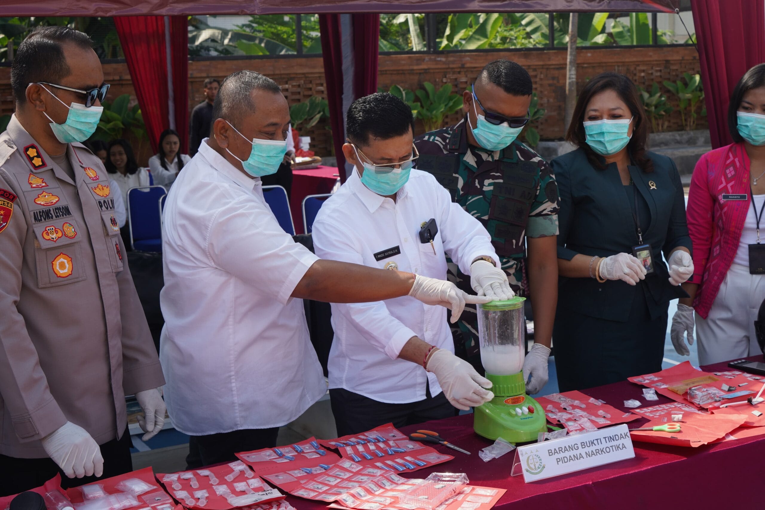 Sabu Diblender, HP Dihancurkan: Kejari Klungkung Musnahkan Barang Bukti 18 Perkara