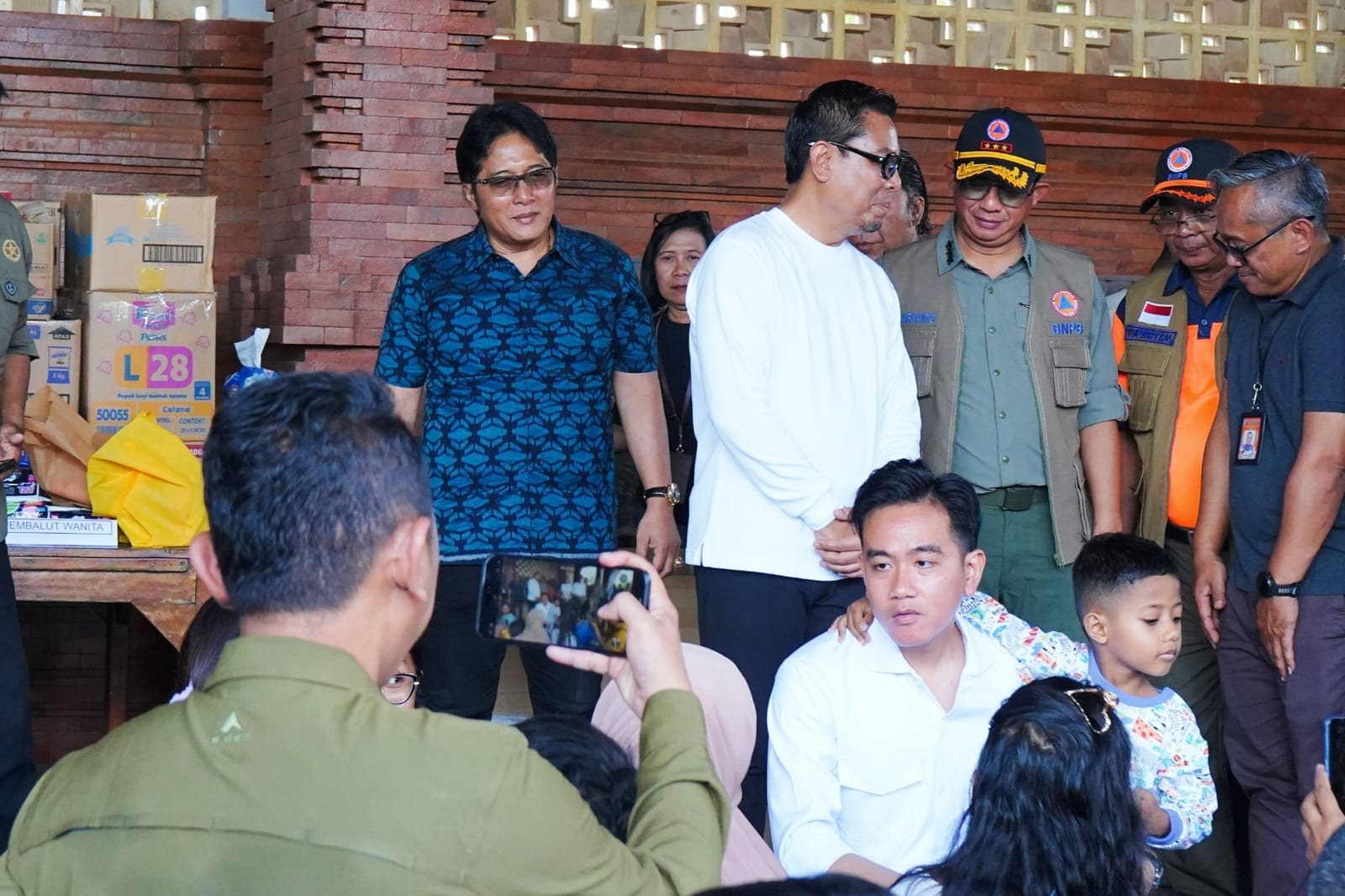 Wapres Gibran Tinjau Pengungsi dan Pasar Terdampak Banjir di Denpasar, Wagub Giri Prasta Dampingi