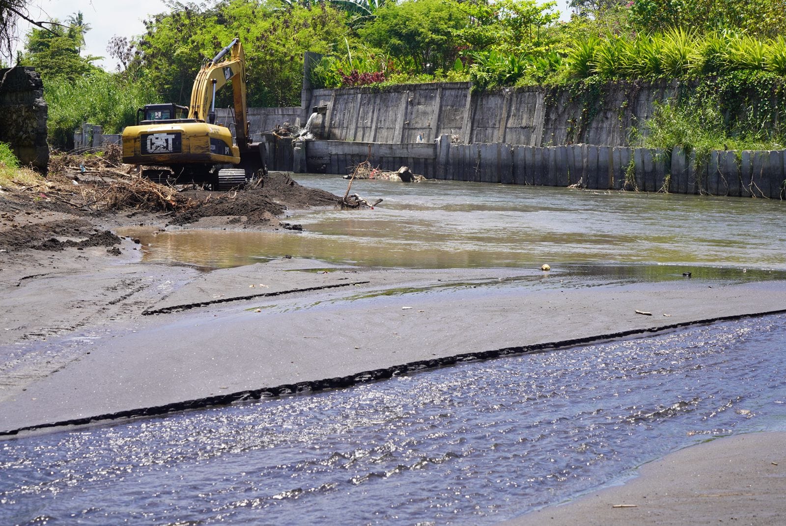 Cegah Abrasi, Pemkab Klungkung Gandeng BWS Bali-Penida Kerjakan Sodetan Sungai