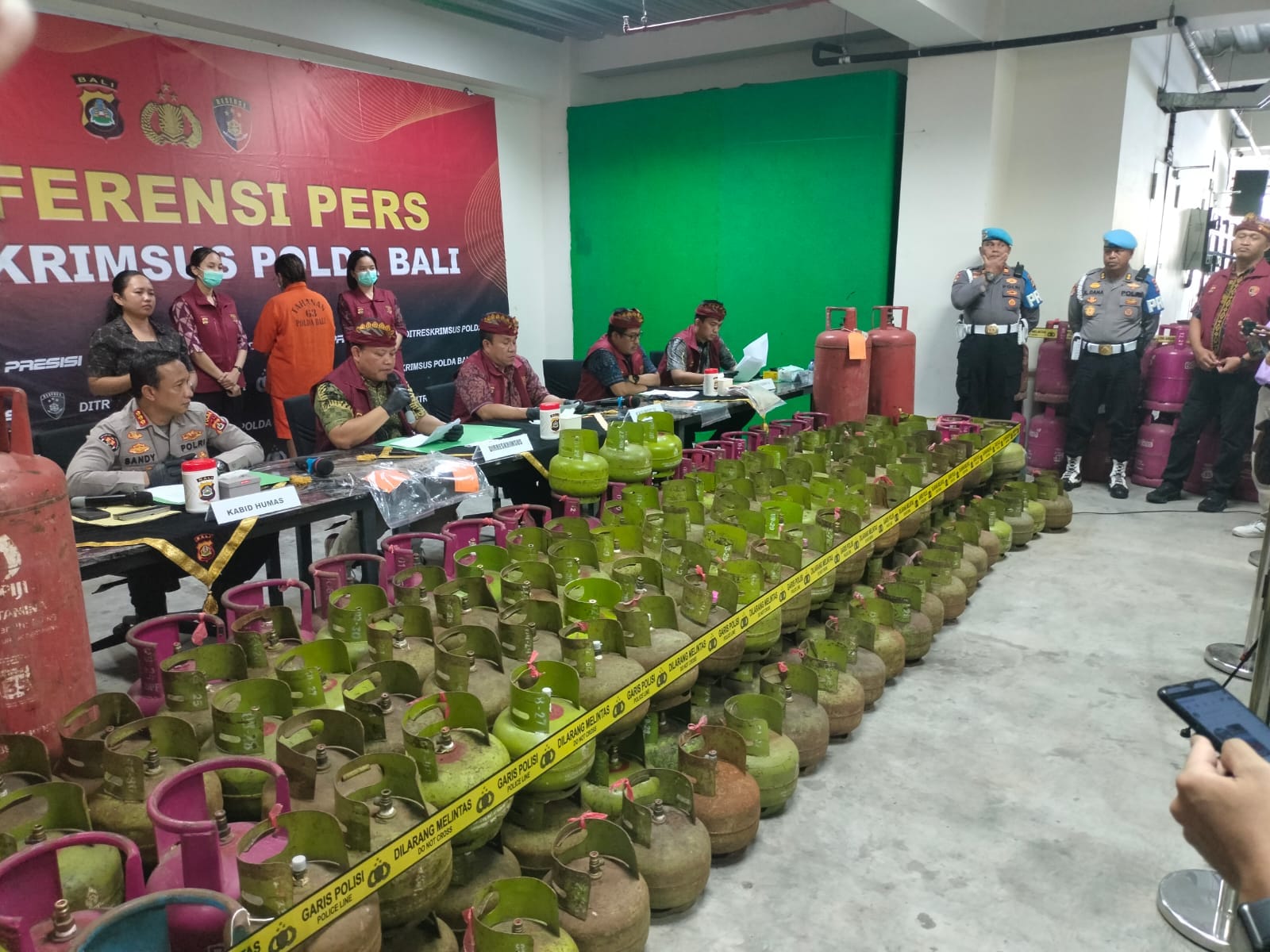 Polda Bali Tangkap Wanita Subagan Oplos Gas Subsidi ke Tabung 50 Kg