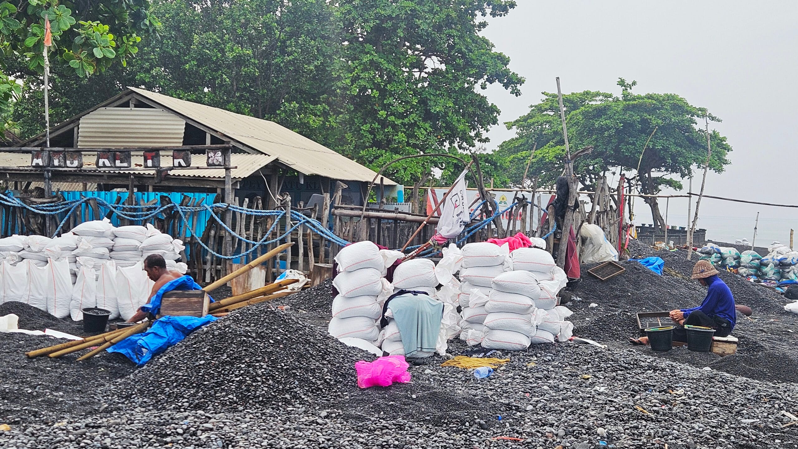 Pantai Watu Klotok Kumuh, Satpol PP Diminta Tegas Awasi Penambang Batu Sikat