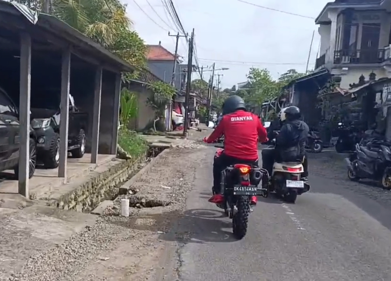 Naik Trail, Bupati Mahayastra Cek Proyek Jalan Gianyar: “Harus Kuat, Jangan Asal Jadi!”