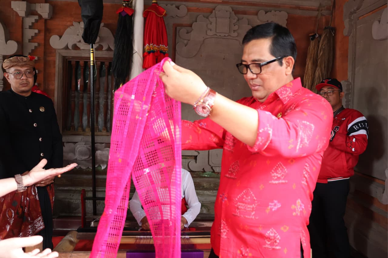 Sentuh Warga Kurang Mampu hingga Tenun Cagcag, Bungan Desa Hadir di Peken Belayu