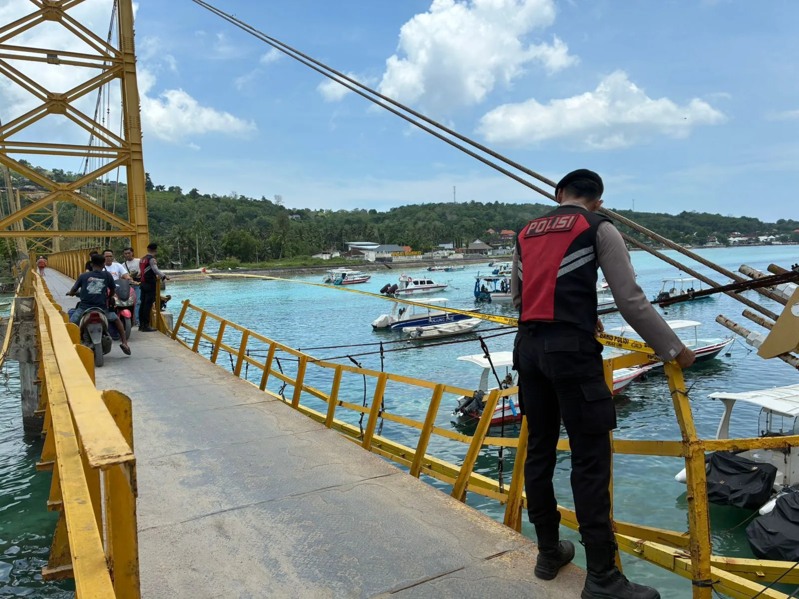 Motor Oleng Saat Berpapasan di Jembatan Kuning Nusa Ceningan, 2 WN Belanda Tercebur ke Laut