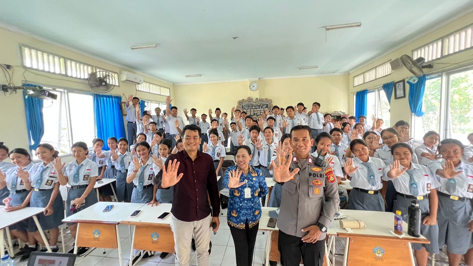 Pasca Tangkap 2 Pengedar, Polsek Nusa Penida Sosialisasi Bahaya Narkoba di SMA Satu Atap Lembongan