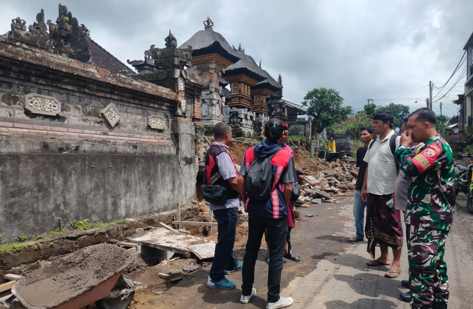 Tembok Panyengker Roboh Saat Proyek Rp 4 Miliar di Tegallalang, Kontraktor Siap Ganti Rugi