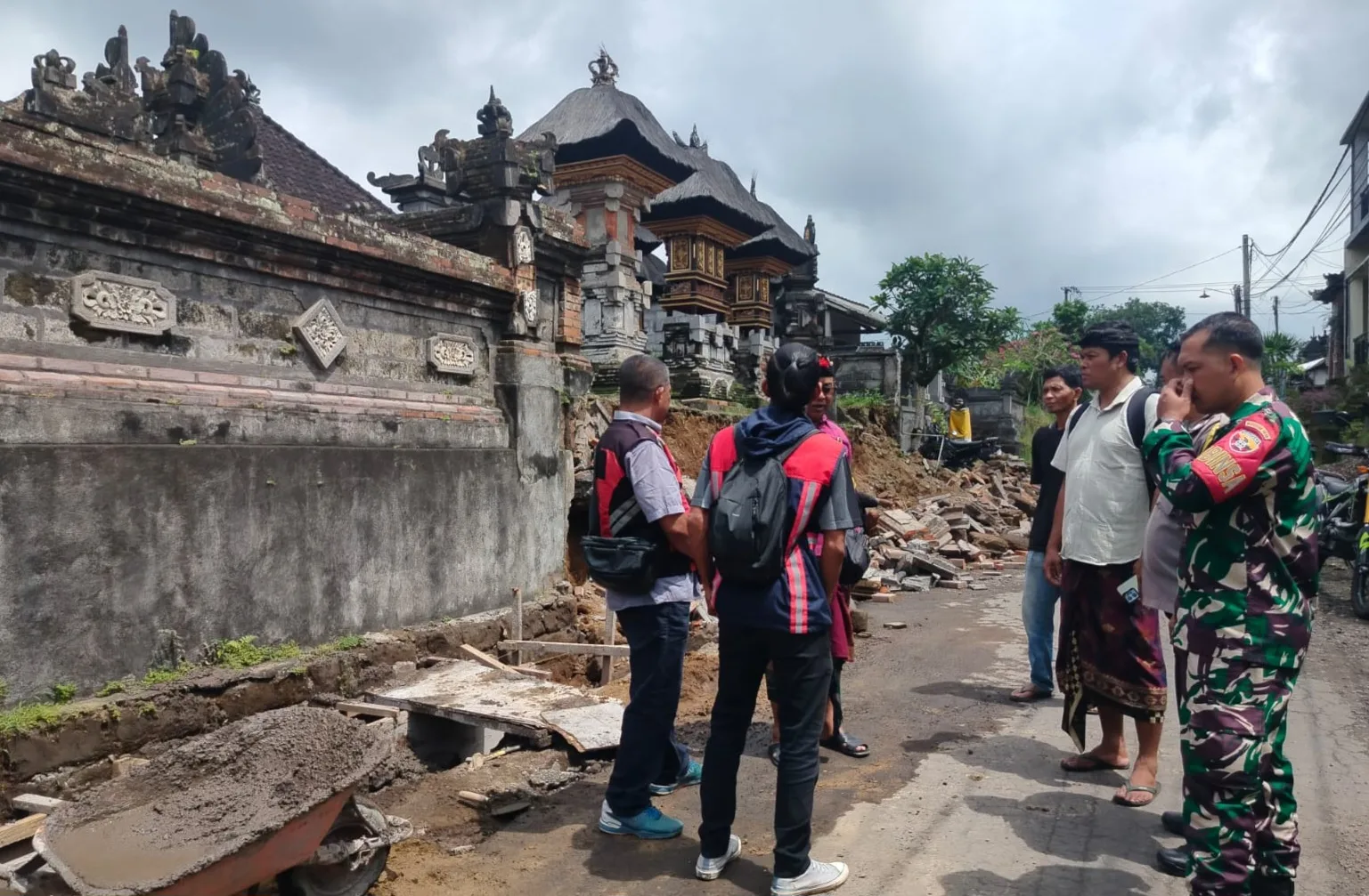 Tembok Panyengker Roboh Saat Proyek Rp 4 Miliar di Tegallalang, Kontraktor Siap Ganti Rugi