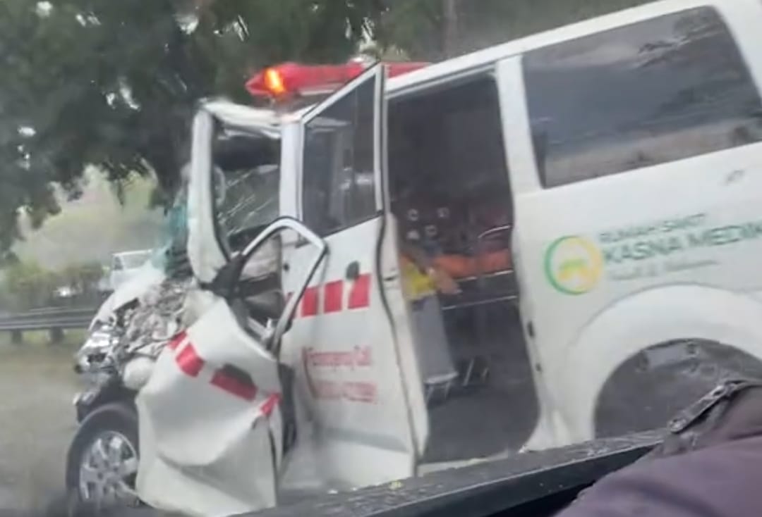 Cuaca Buruk Sebabkan Ambulans dari Karangasem Tabrak Truk di Gianyar