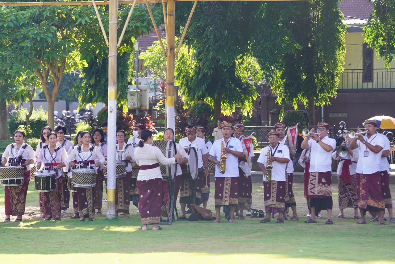 Pegawai di Bali Wajib Pakai Adat Setiap Kamis, Ini Dasar Hukumnya