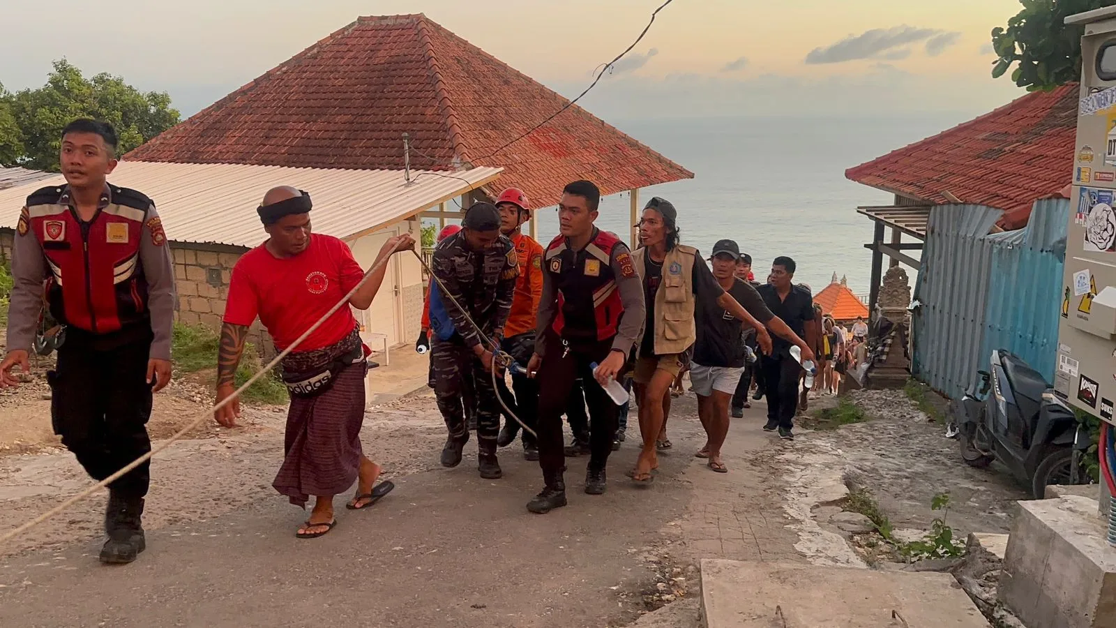 Tak Indahkan Warning, Turis Asal Prancis Terseret Ombak di Pantai Kelingking – Nyawa Melayang