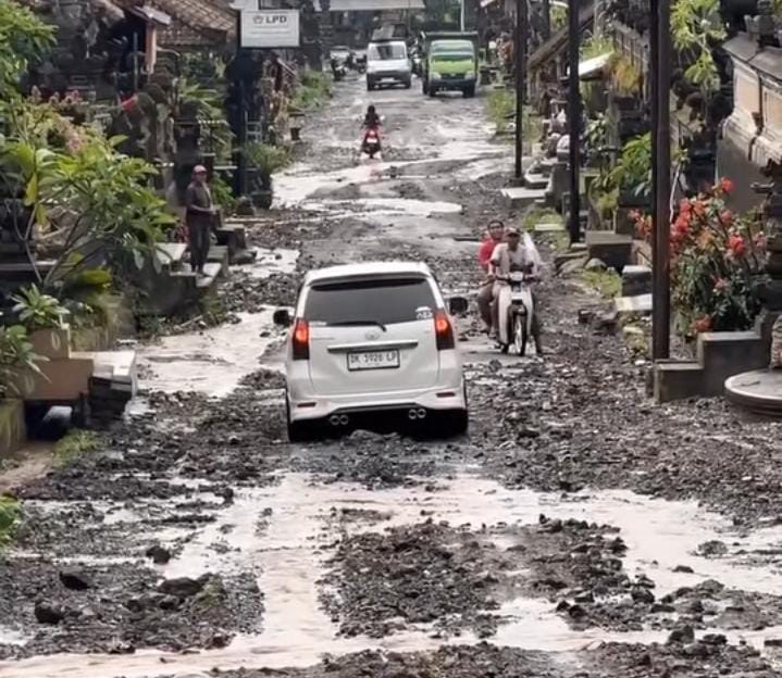Viral Video Air Bah di Jalan Belong–Patas, PUPR Gianyar Sebut Titik yang Rusak Belum Dikerjakan