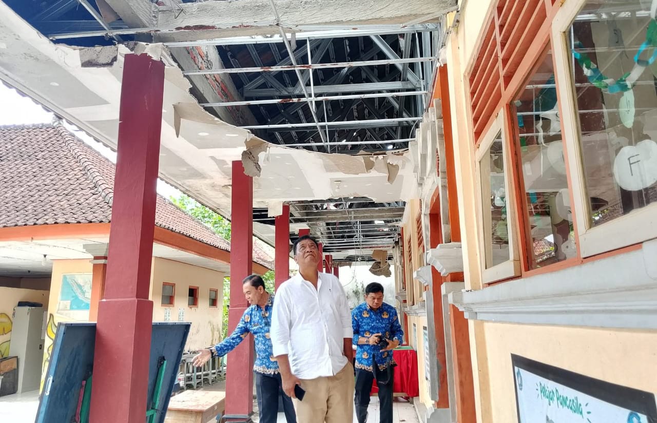 DPRD Klungkung Tinjau Sekolah Rusak di Dawan, Rehab Disiapkan 2026