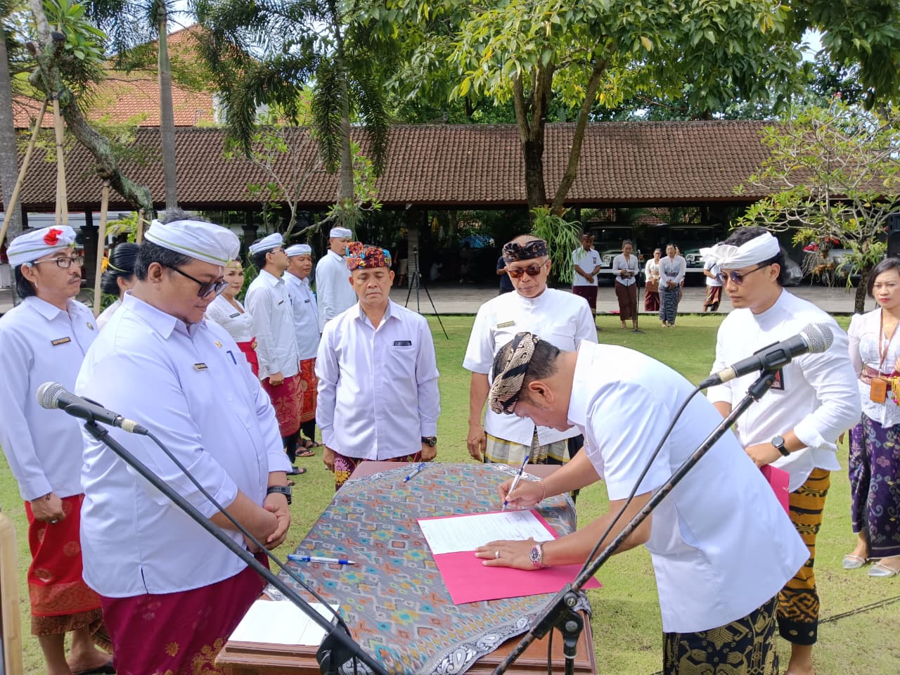 Bupati Mahayastra Lantik 10 Pejabat Baru, Kompak dan Loyal Jadi Pesan Utama