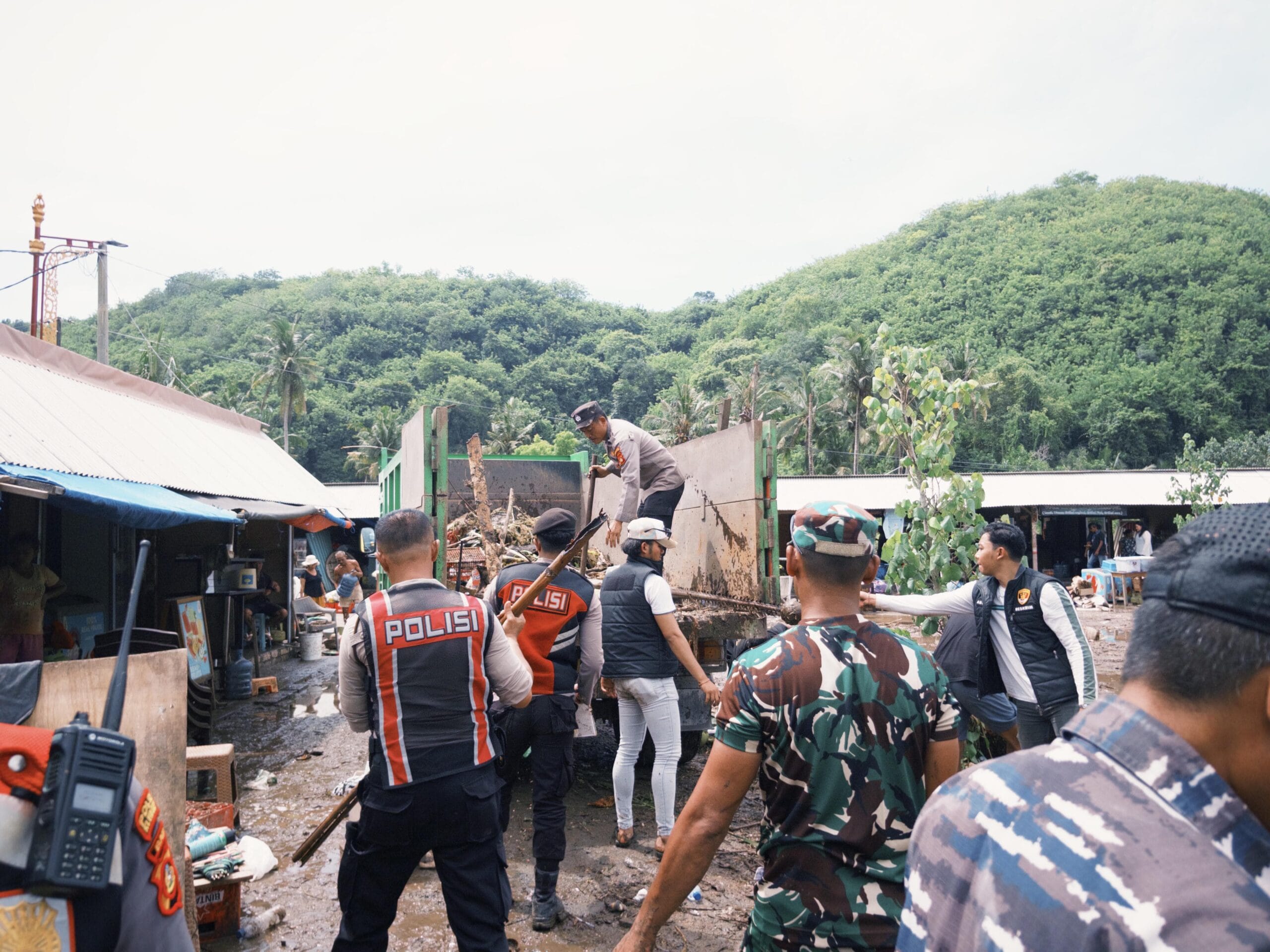 Material Lumpur dan Kayu Timbun Crystal Bay, Aparat–Warga Lakukan Gotong Royong