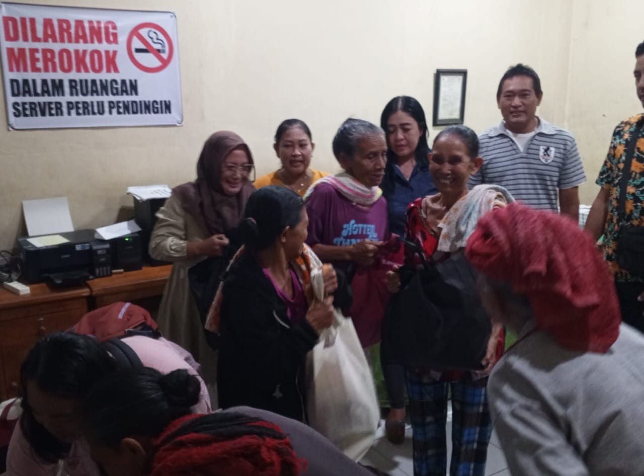 Bersama Kabarbali.id, Komunitas Sahabat Bagikan Sembako kepada Lansia di Pasar Galiran