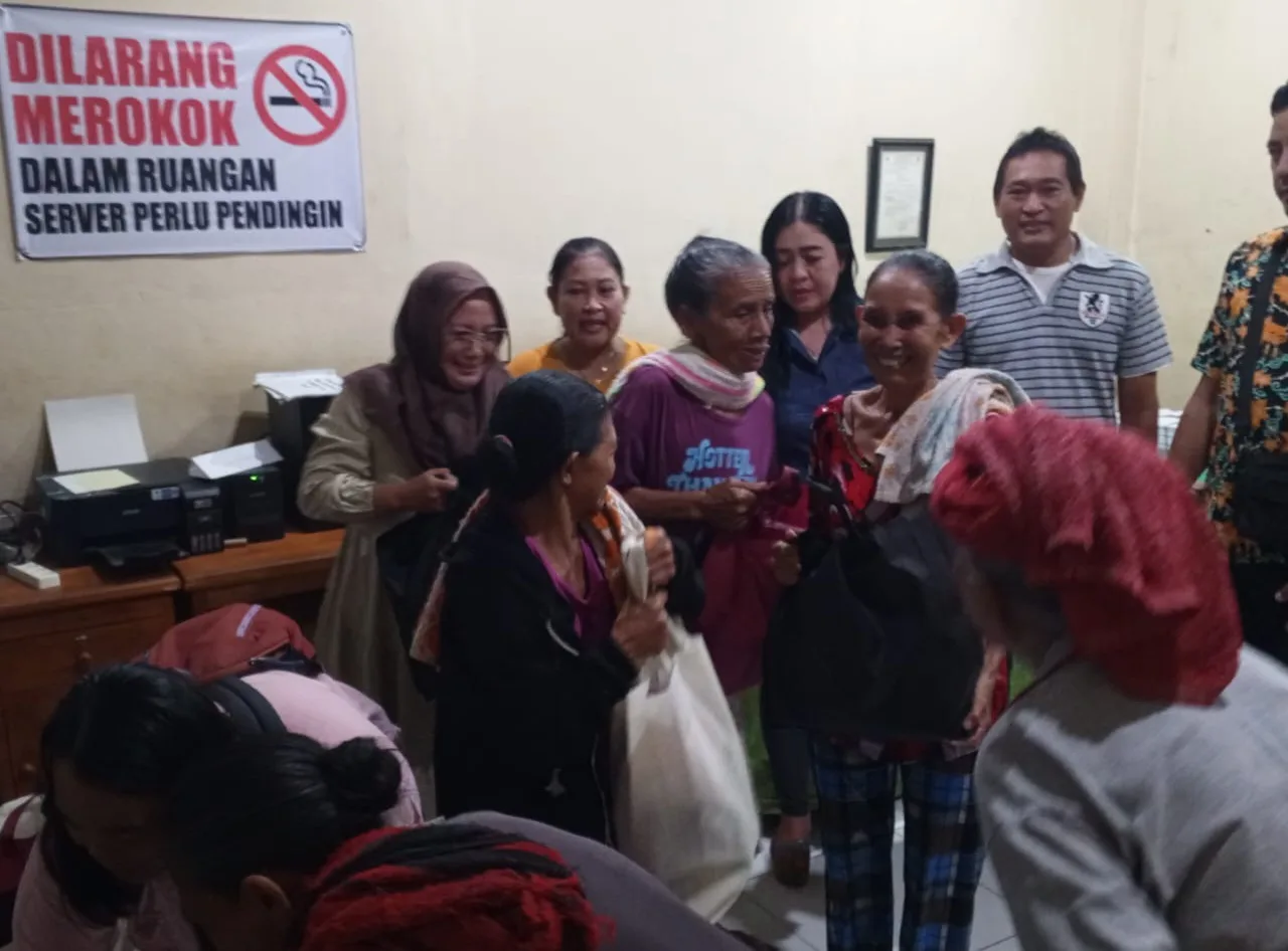 Bersama Kabarbali.id, Komunitas Sahabat Bagikan Sembako kepada Lansia di Pasar Galiran