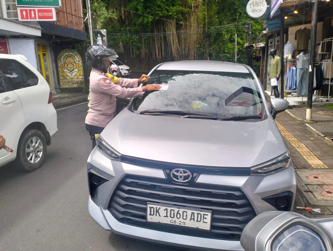 Atasi Macet, Petugas Sasar Parkir Sembarangan di Tiga Titik Ubud