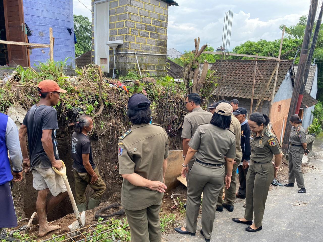 Satpol PP Klungkung Tindak Dugaan Bangunan di Atas Saluran Air di Semarapura