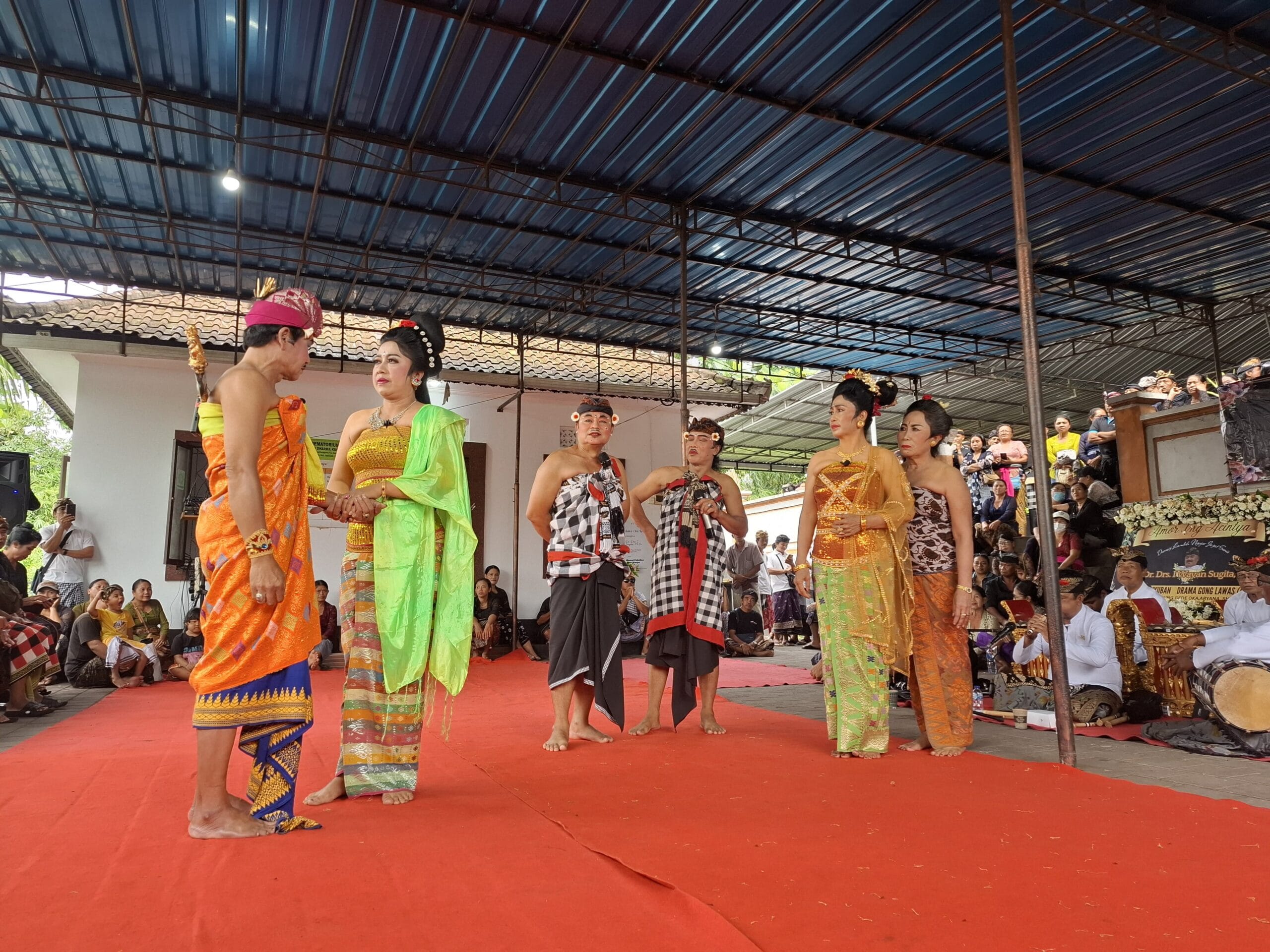 Maestro Drama Gong Berpulang, Prosesi Pengabenan Prof Wayan Sugita Diiringi Pementasan Drama Gong