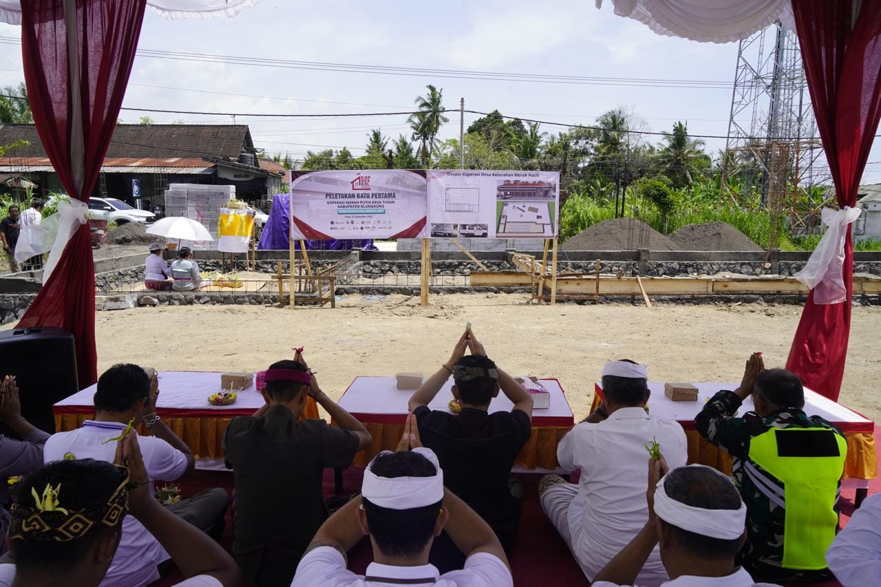 Bupati Klungkung Letakkan Batu Pertama Koperasi Merah Putih di Desa Tusan