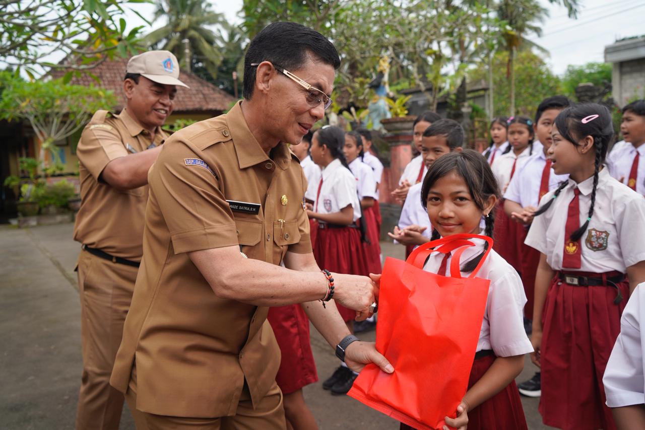 Siswa Diminta Kurangi Main Gadget, Kata Bupati Klungkung Kurangi Sambangi Tiga SD