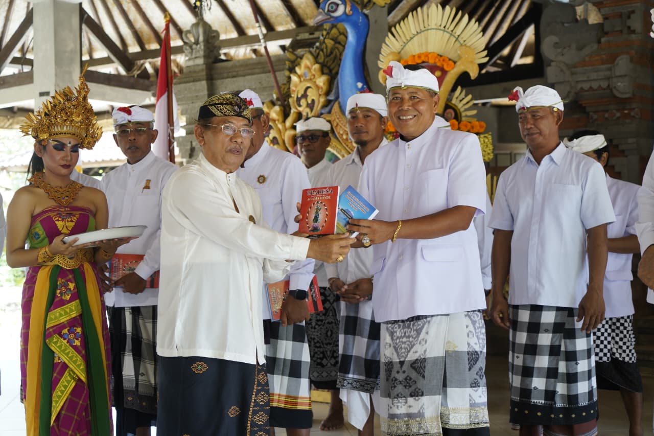 Empat Bendesa Alitan Dikukuhkan, Bupati Klungkung Dorong Penguatan Desa Adat