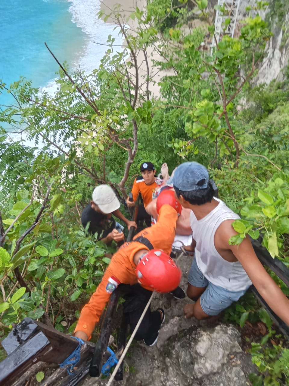 WNA Asal Ceko Cedera di Pantai Kelingking Nusa Penida