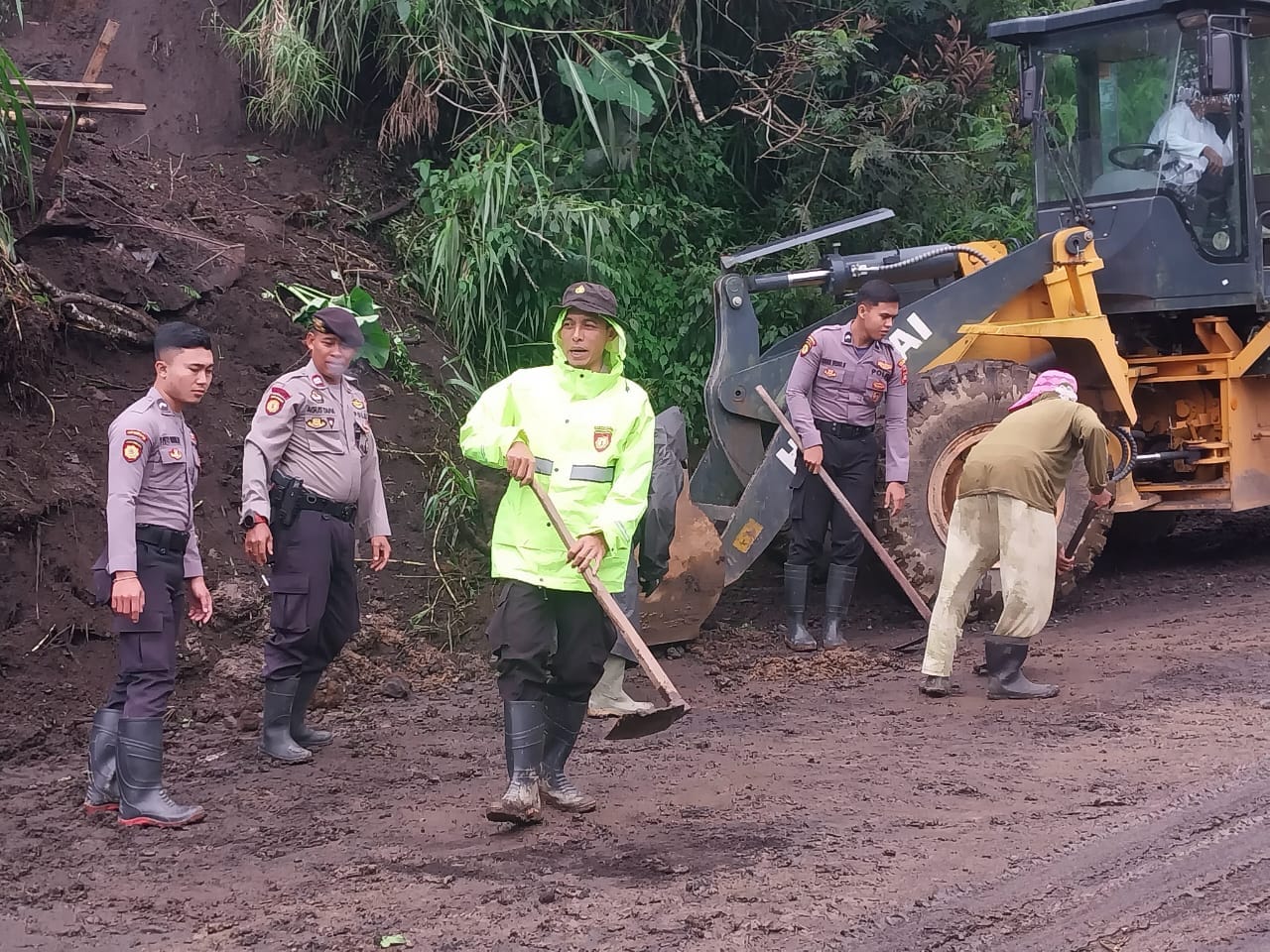Sigap Hadapi Bencana, Polres Bangli Bersama Warga Bersihkan Longsor di Kintamani