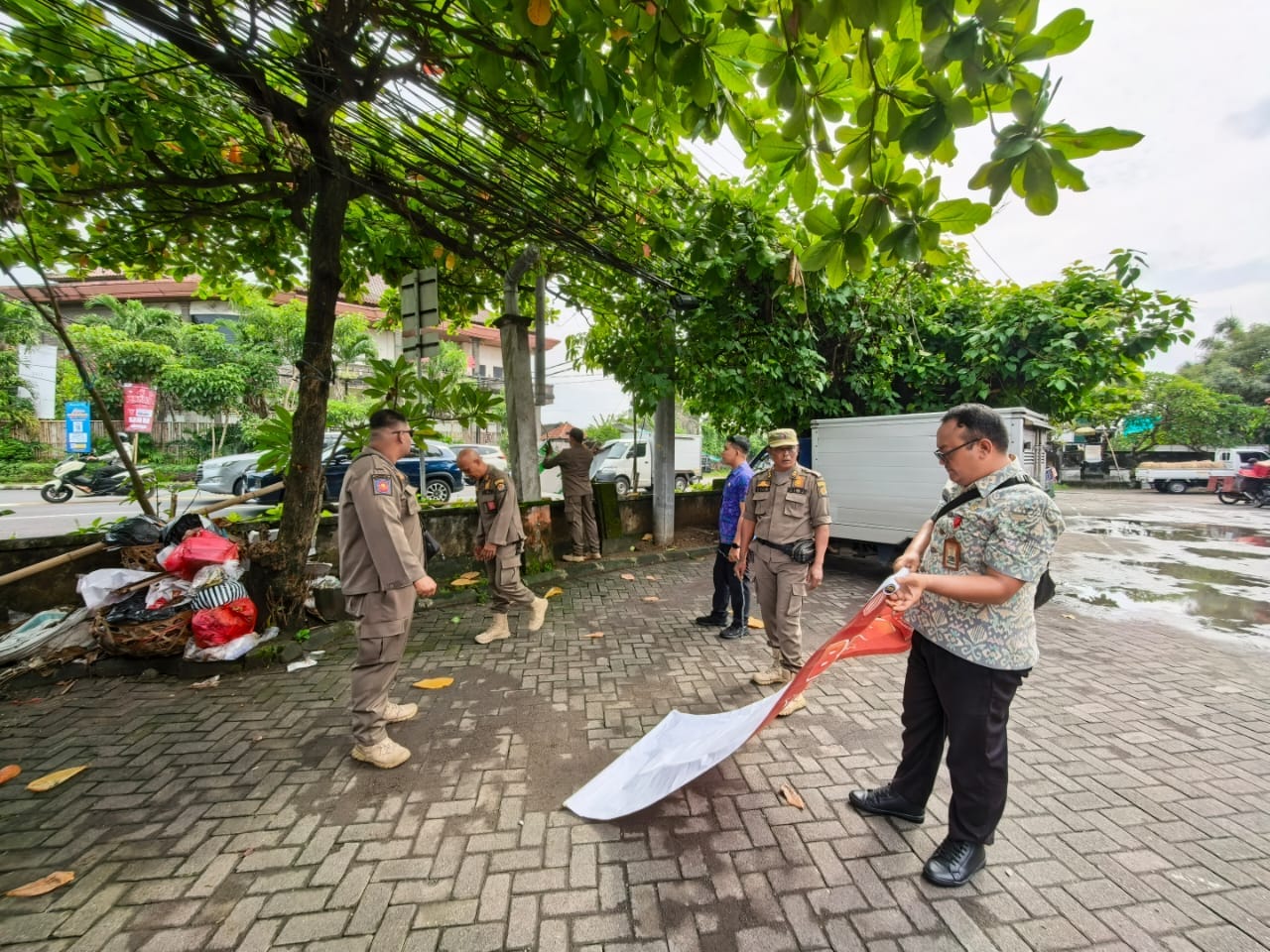 Jaga Estetika Kota, Satpol PP Denpasar Tertibkan Spanduk dan Baliho
