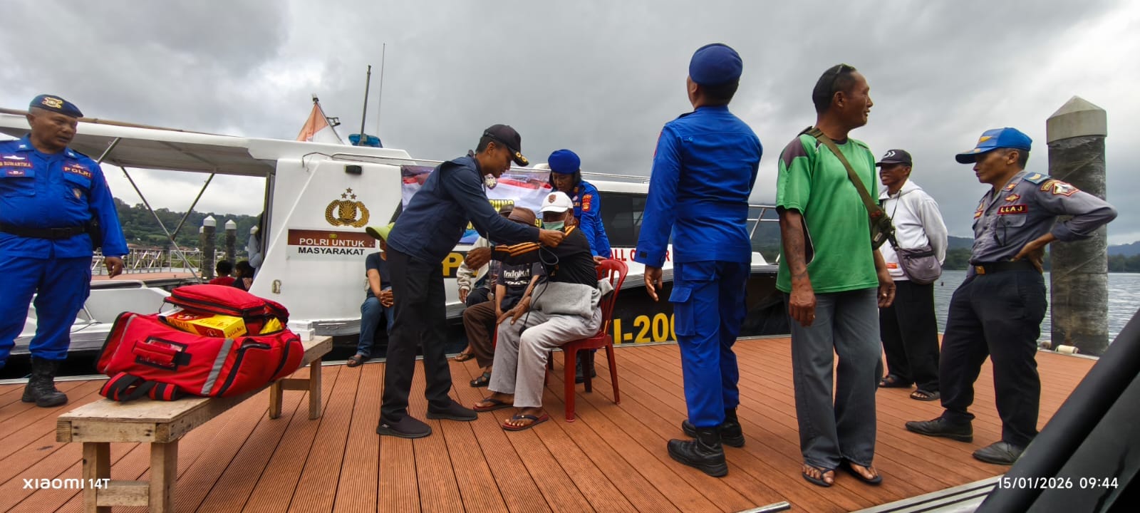Polres Bangli Gelar Layanan Kesehatan Gratis Lewat Klinik Apung di Danau Batur