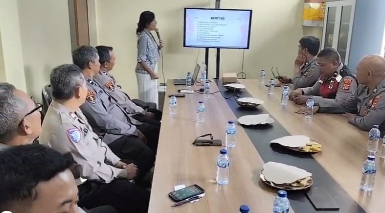 Tingkatkan Pelayanan Wisatawan, Personel Polres Gianyar Ikuti Pelatihan Bahasa Inggris di Ubud