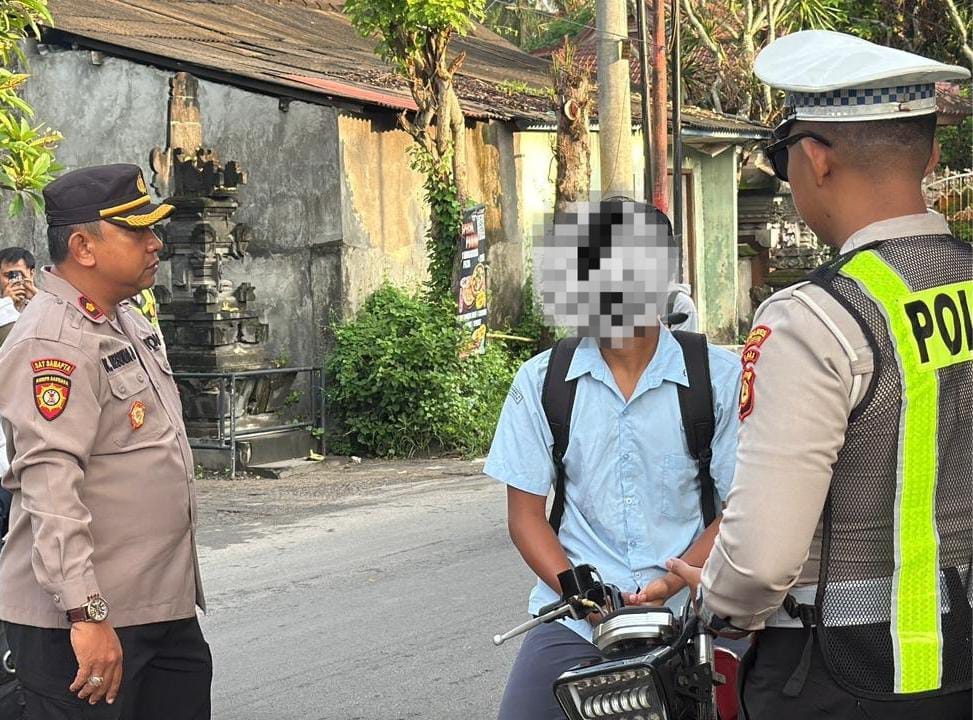 Jam Sibuk Pagi, Kapolsek Nusa Penida Turun Langsung Awasi Disiplin Helm