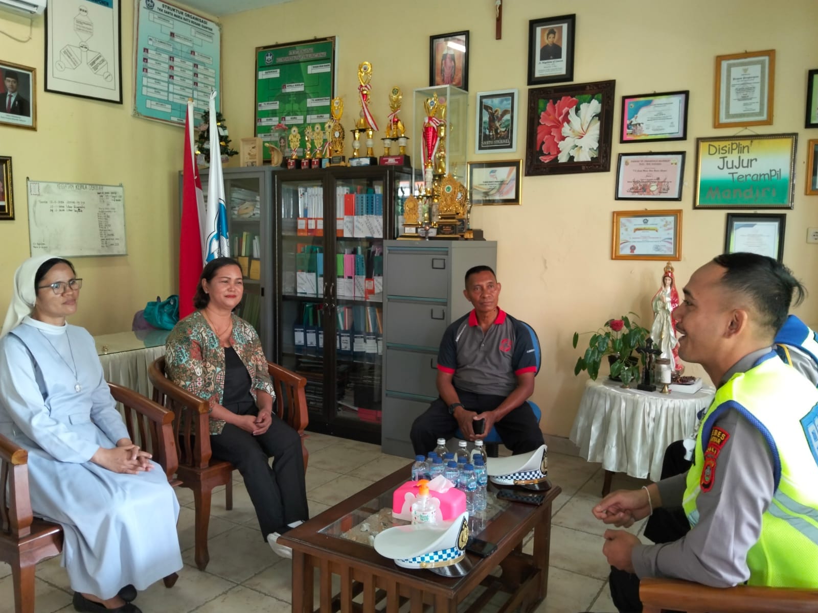 Macet Parah di Jalan Mulawarman, Polisi Terapkan ‘Drop Zone’ di SD Santa Maria