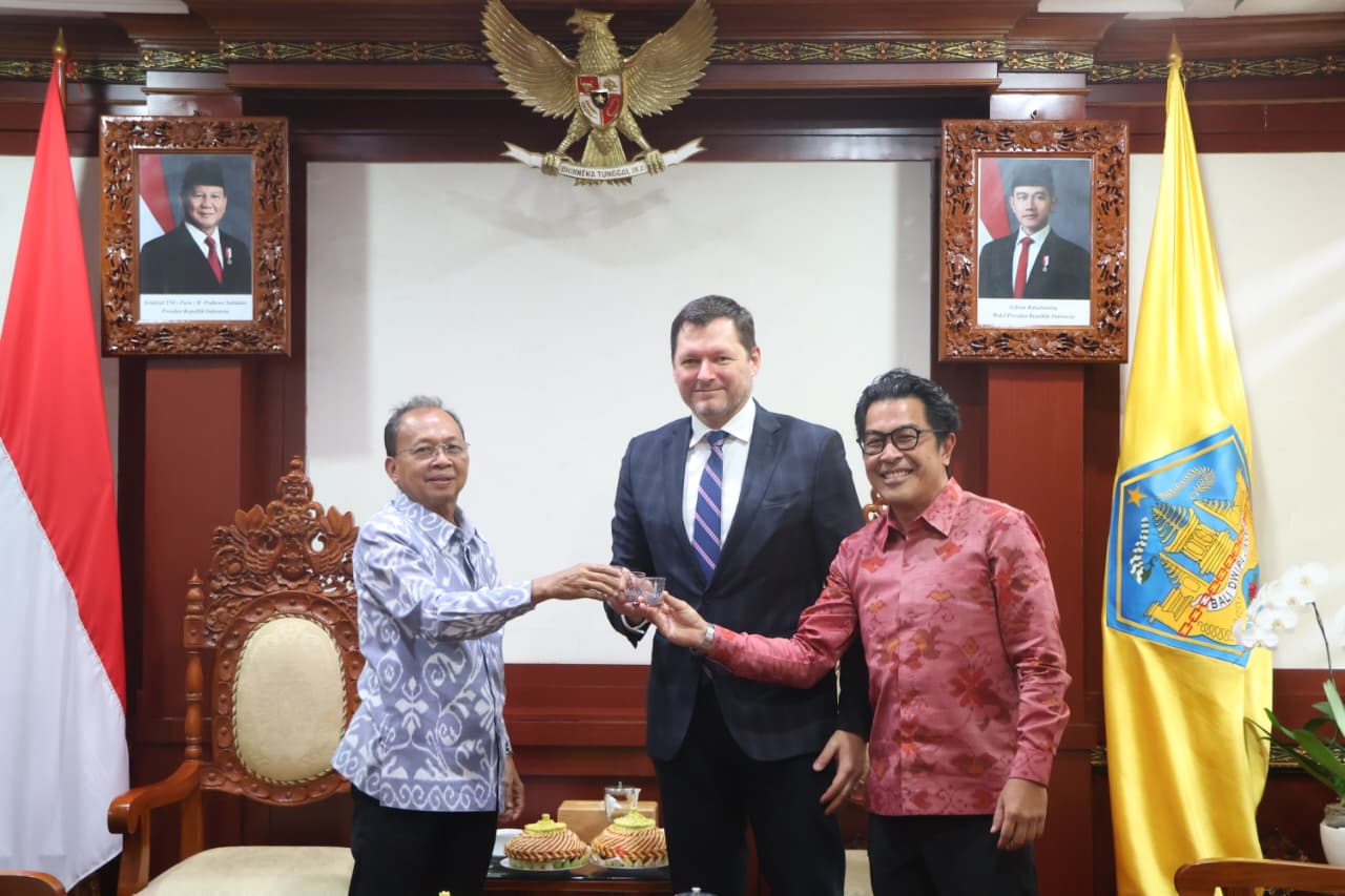 Diplomasi Arak – Kopi : Cara Gubernur Koster ‘Rayu’ Slovakia demi Lindungi PMI Bali