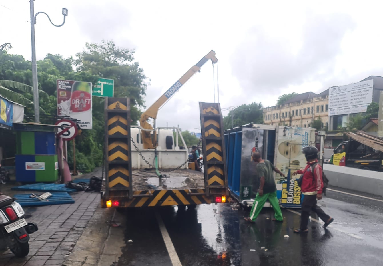Truk Kuning Terjungkal di Utara Underpass Dewa Ruci, Muatan Daging Potong Berceceran di Jalan